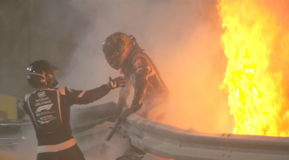 O carro de Romain Grosjean explodiu em chamas durante um acidente na F1
