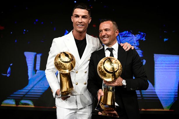 Cristiano Ronaldo vence Lionel Messi e ganha o prêmio de Jogador do Século em cerimônia em Dubai