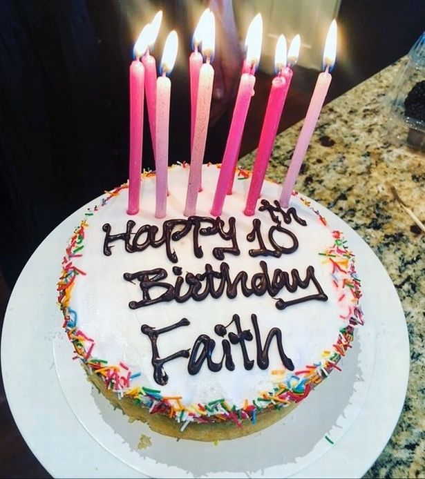 Nicole Kidman celebra o décimo aniversário da filha Faith com bolo