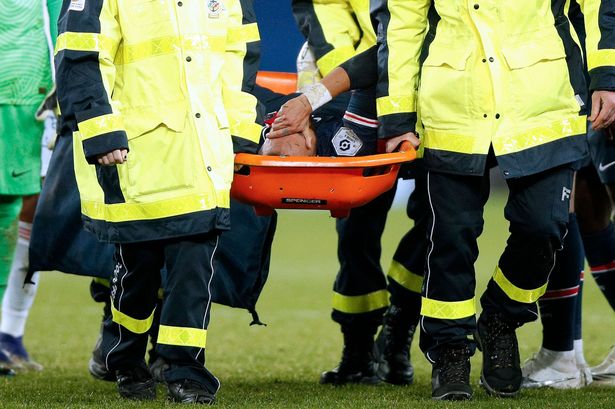 Após entrada violenta, suspeita de Neymar ter quebrado o tornozelo