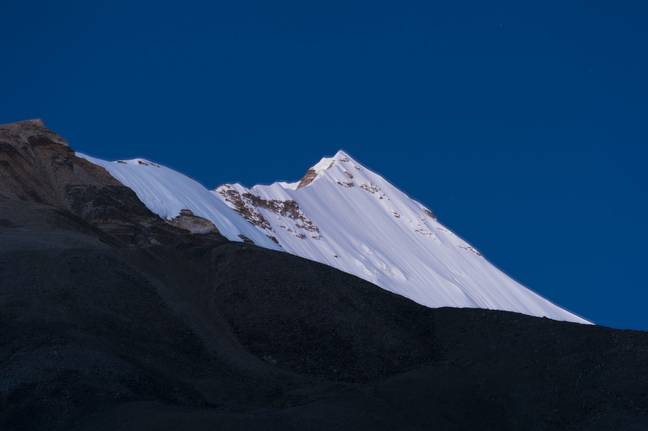 O Monte Everest é quase um metro mais alto do que se pensava anteriormente