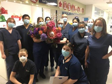 Liam Neeson envia flores e 'muito amor e respeito' à equipe de enfermagem do hospital de Melbourne