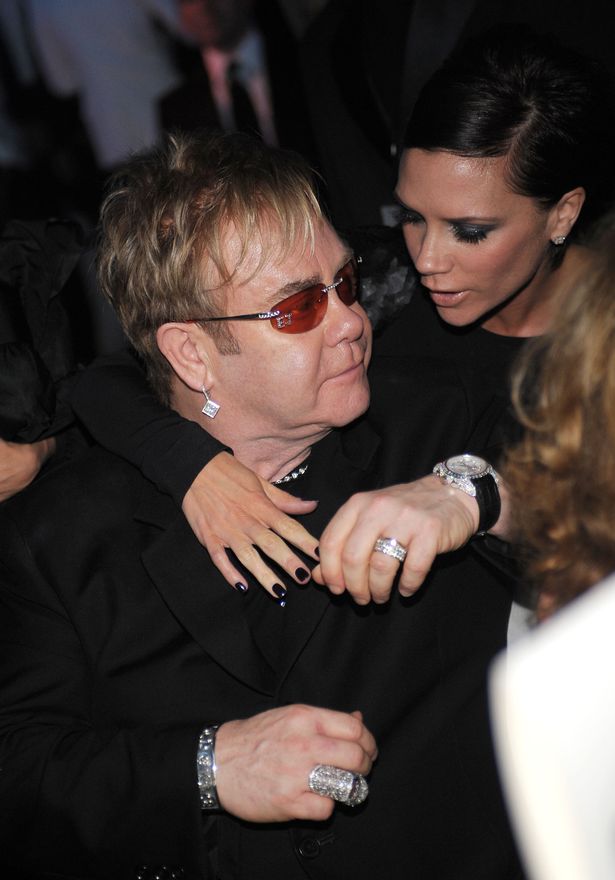 Victoria Beckham diz que a 'paixão' de Elton John a inspirou a sair das Spice Girls