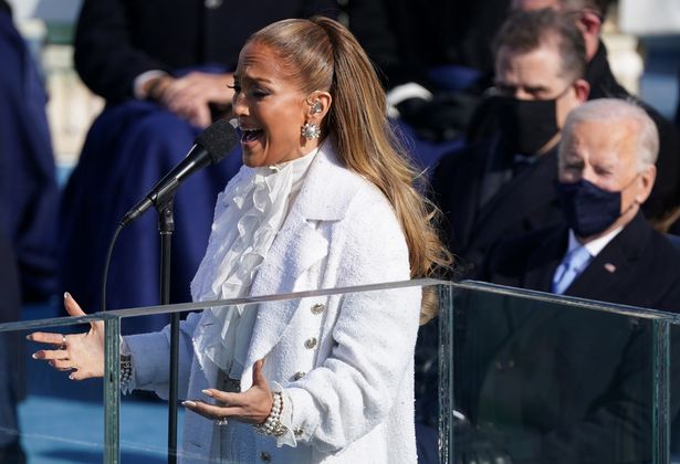A mensagem apaixonada de Jennifer Lopez em espanhol enquanto ela canta na inauguração de Biden