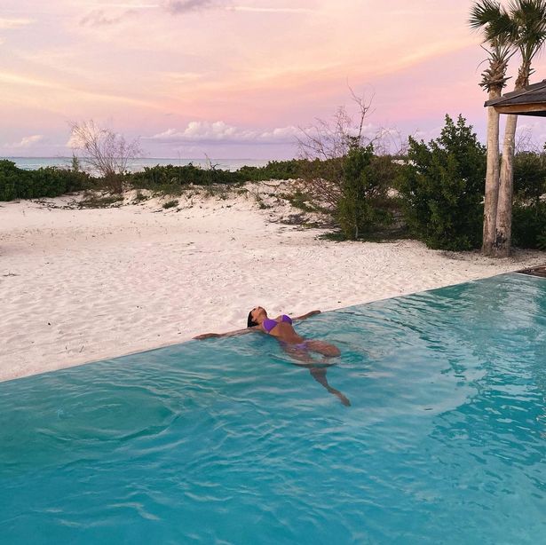 Nicole Scherzinger se sente serena enquanto assiste ao pôr do sol nas férias de praia