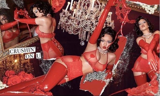Rihanna aparece usando lingerie transparente com suspensórios e botas de cano alto