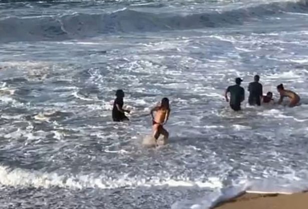 Surfista profissional salva mulher que estava se afogando e presa entre rochas afiadas e ondas enormes