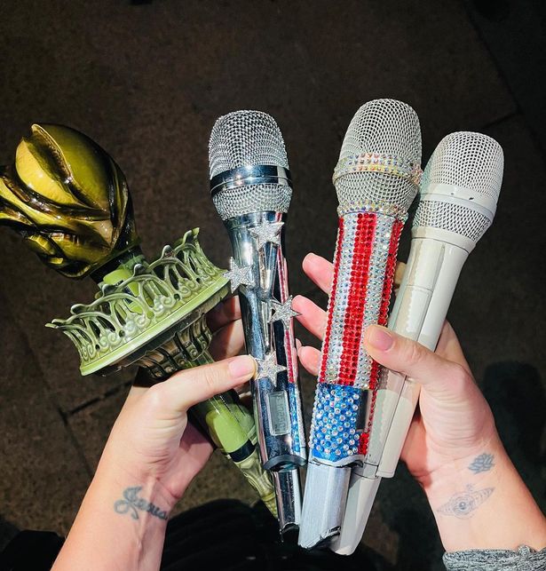 Katy Perry revela microfones patrióticos antes da inauguração repleta de estrelas de Joe Biden