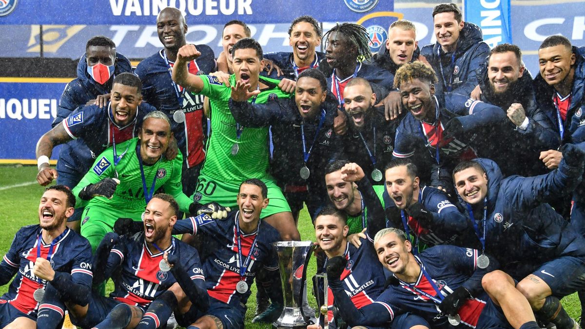 O técnico do PSG, Mauricio Pochettino, vence o primeiro troféu, mas a rivalidade com Neymar ganha destaque