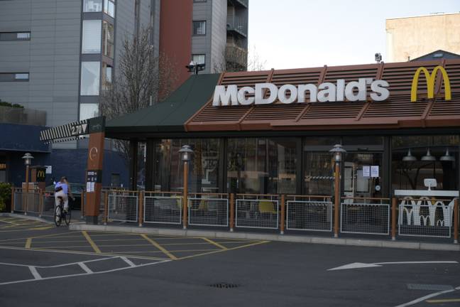 Quatro amigos são multados por irem juntos ao McDonald's e quebrar as regras de Covid